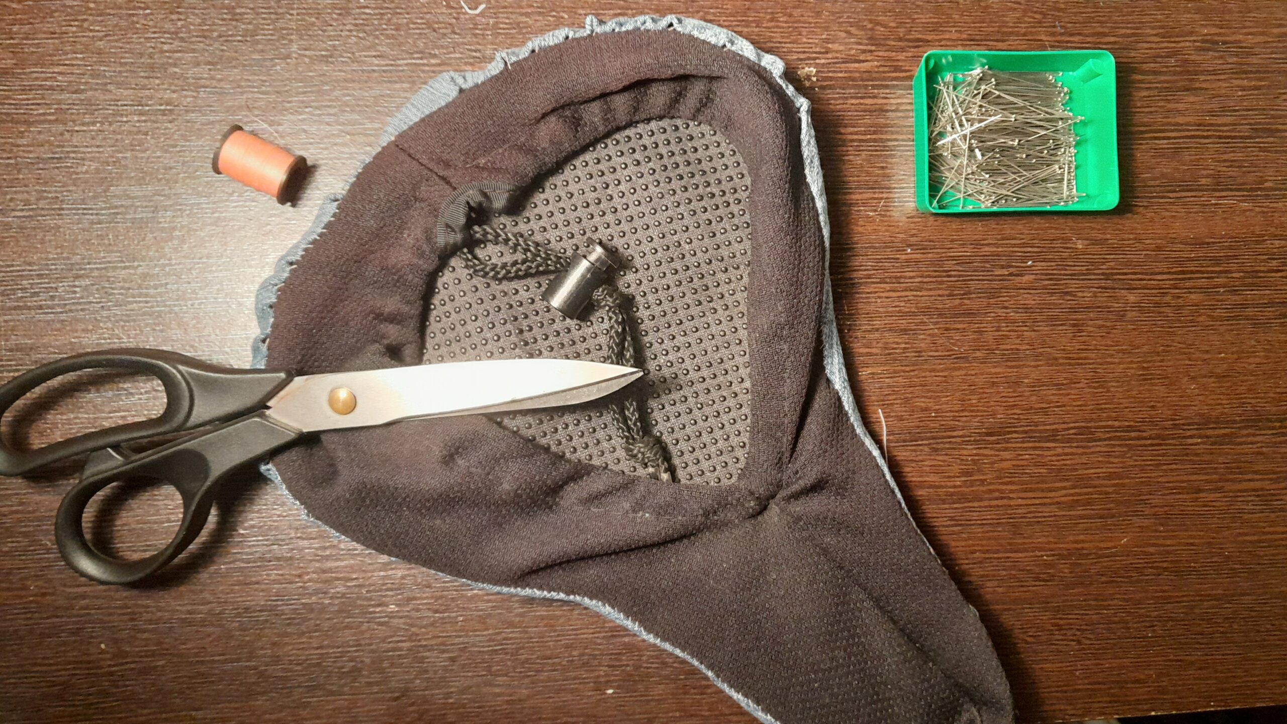 Selle réparée et outils